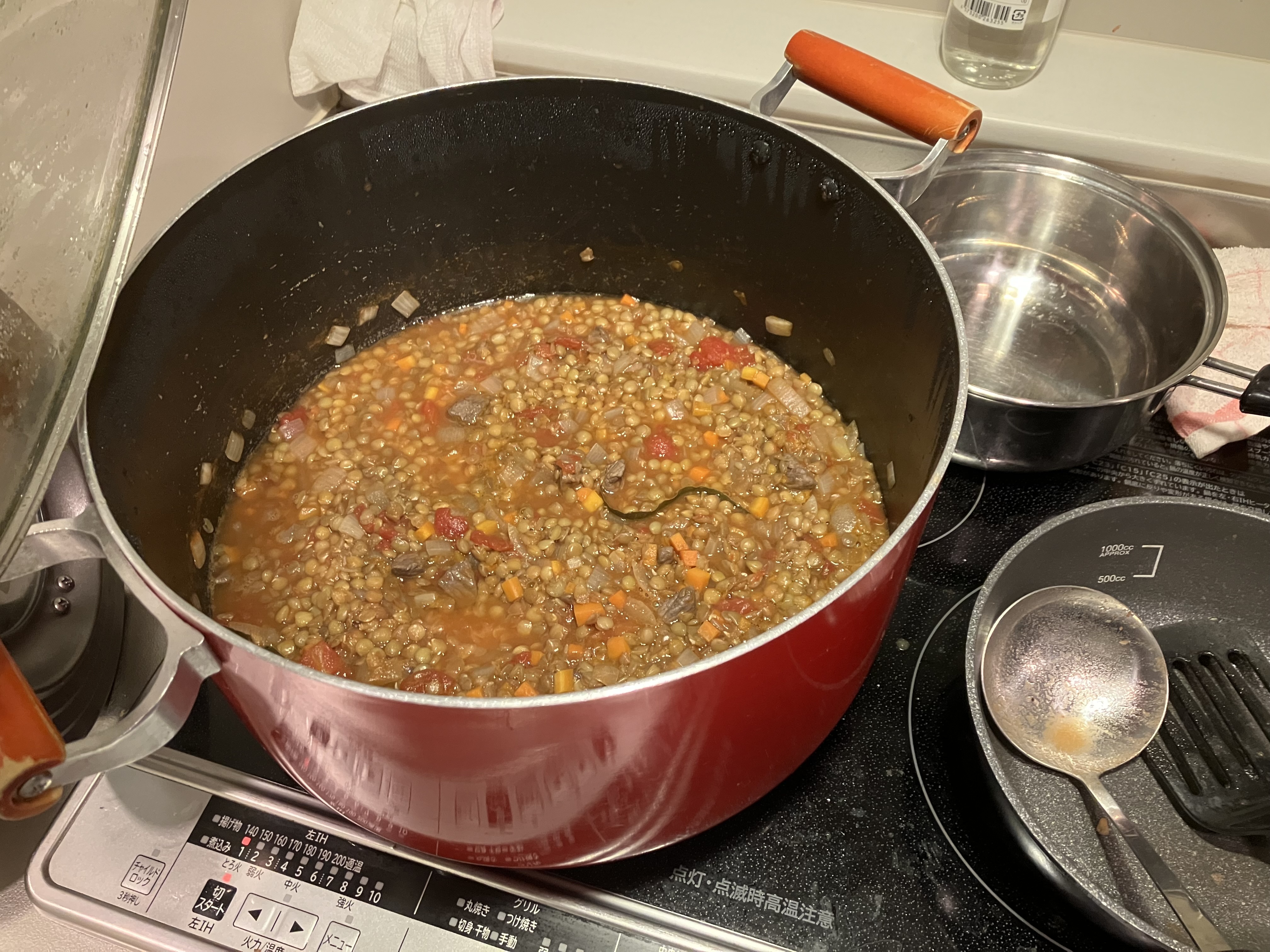 大鍋に入った牛肉とレンズ豆のスープ