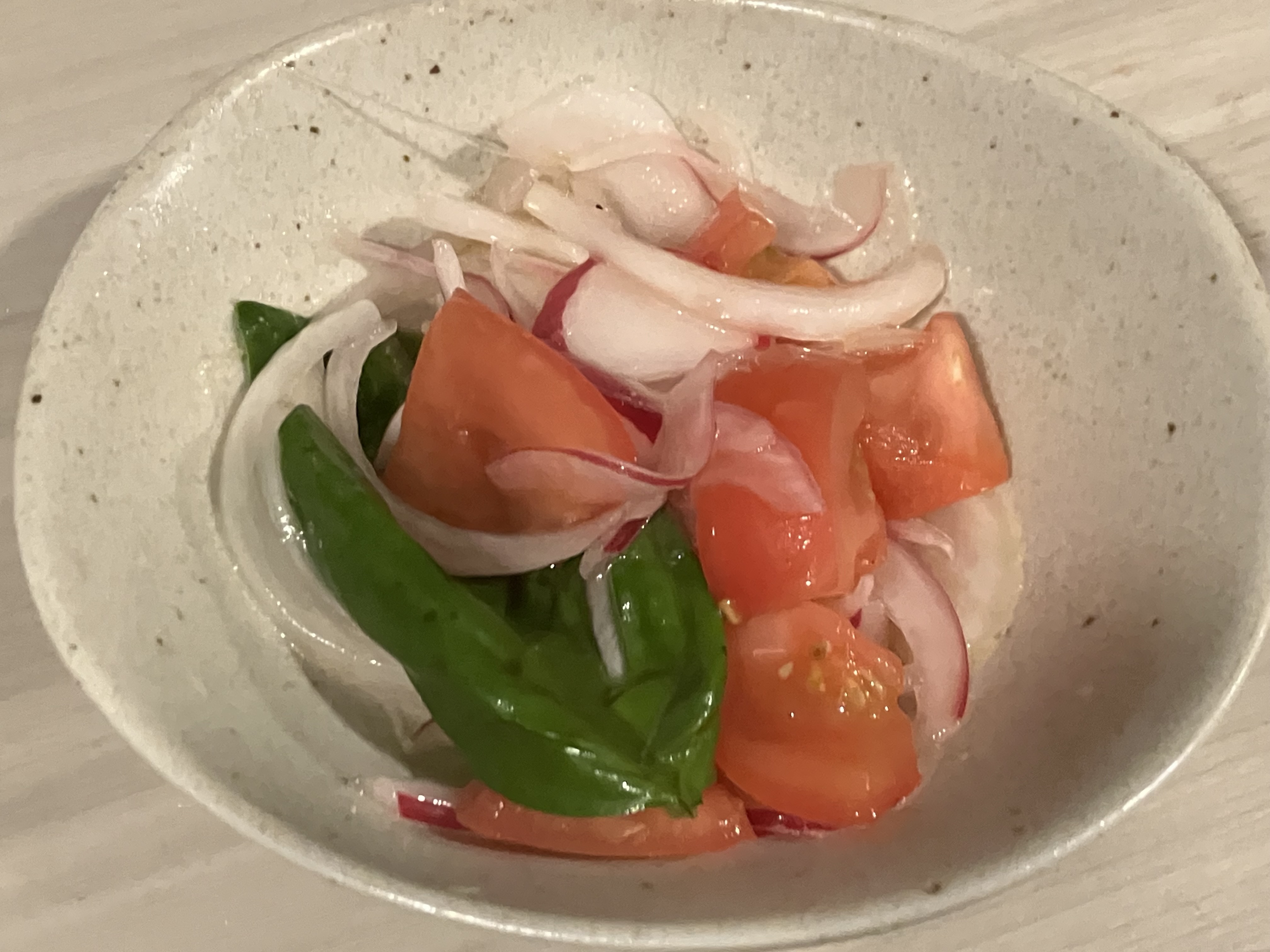 トマトと玉ねぎなどに酢と砂糖、オリーブオイルなどをかけたサラダっぽいもの