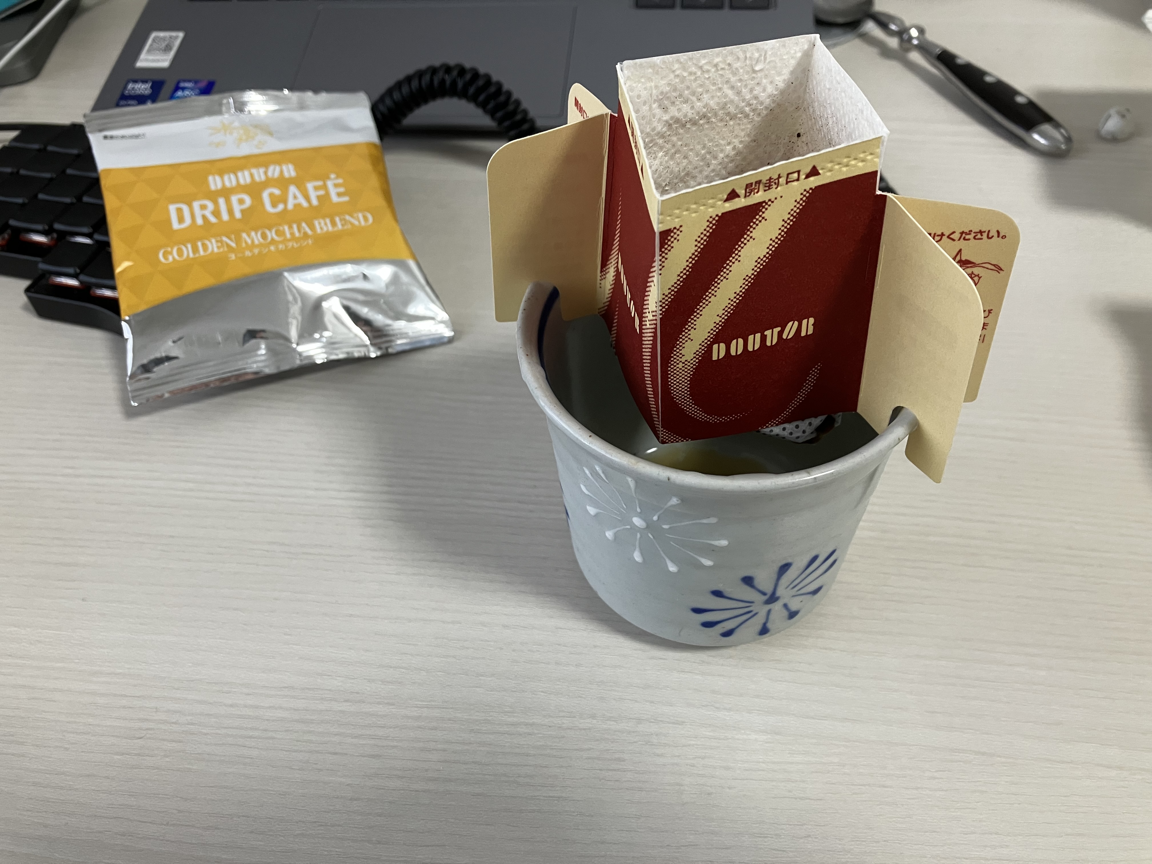 パックに入っているタイプのコーヒーを淹れている写真