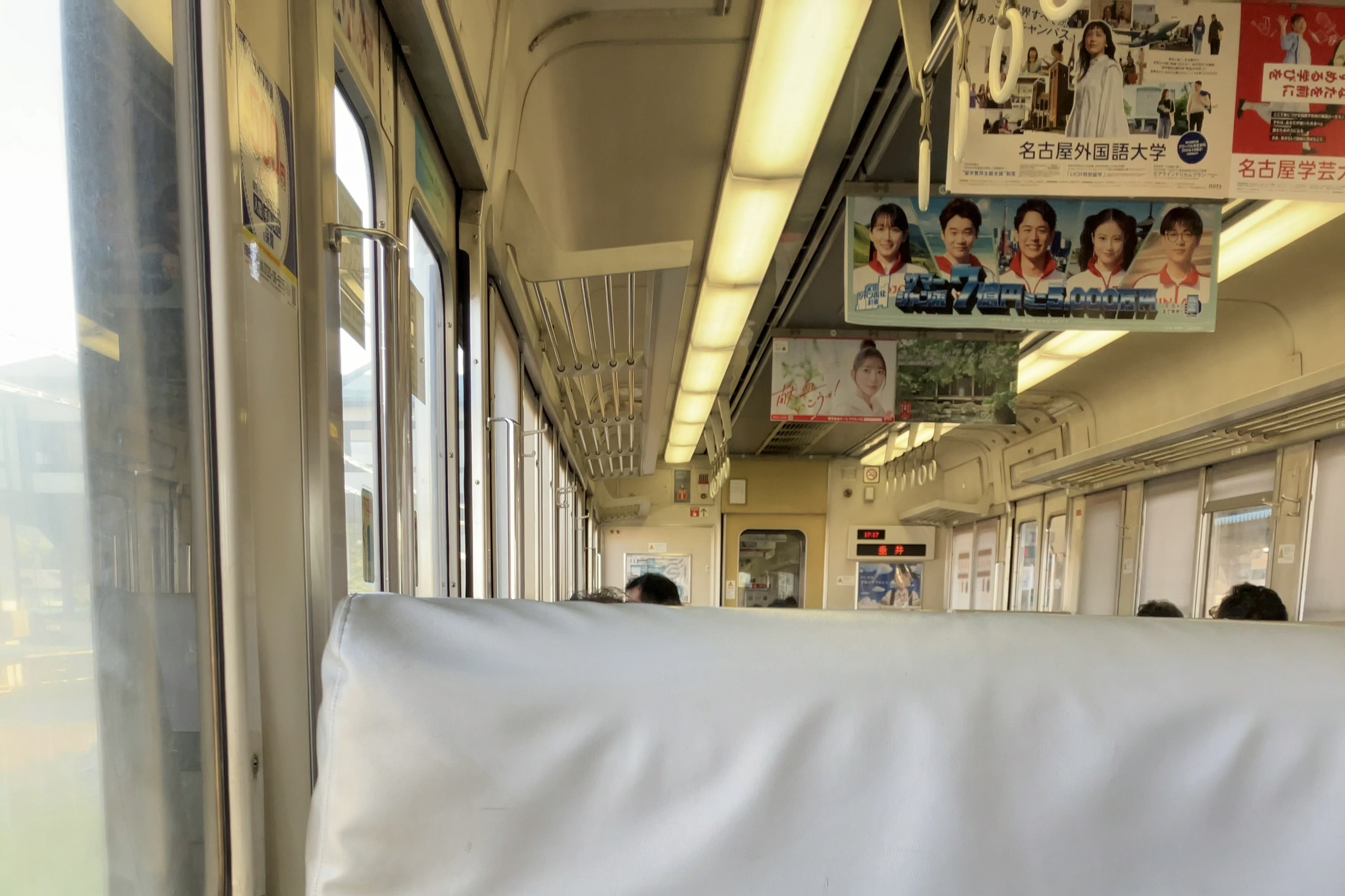 向かい合うタイプの列車の座席からの写真