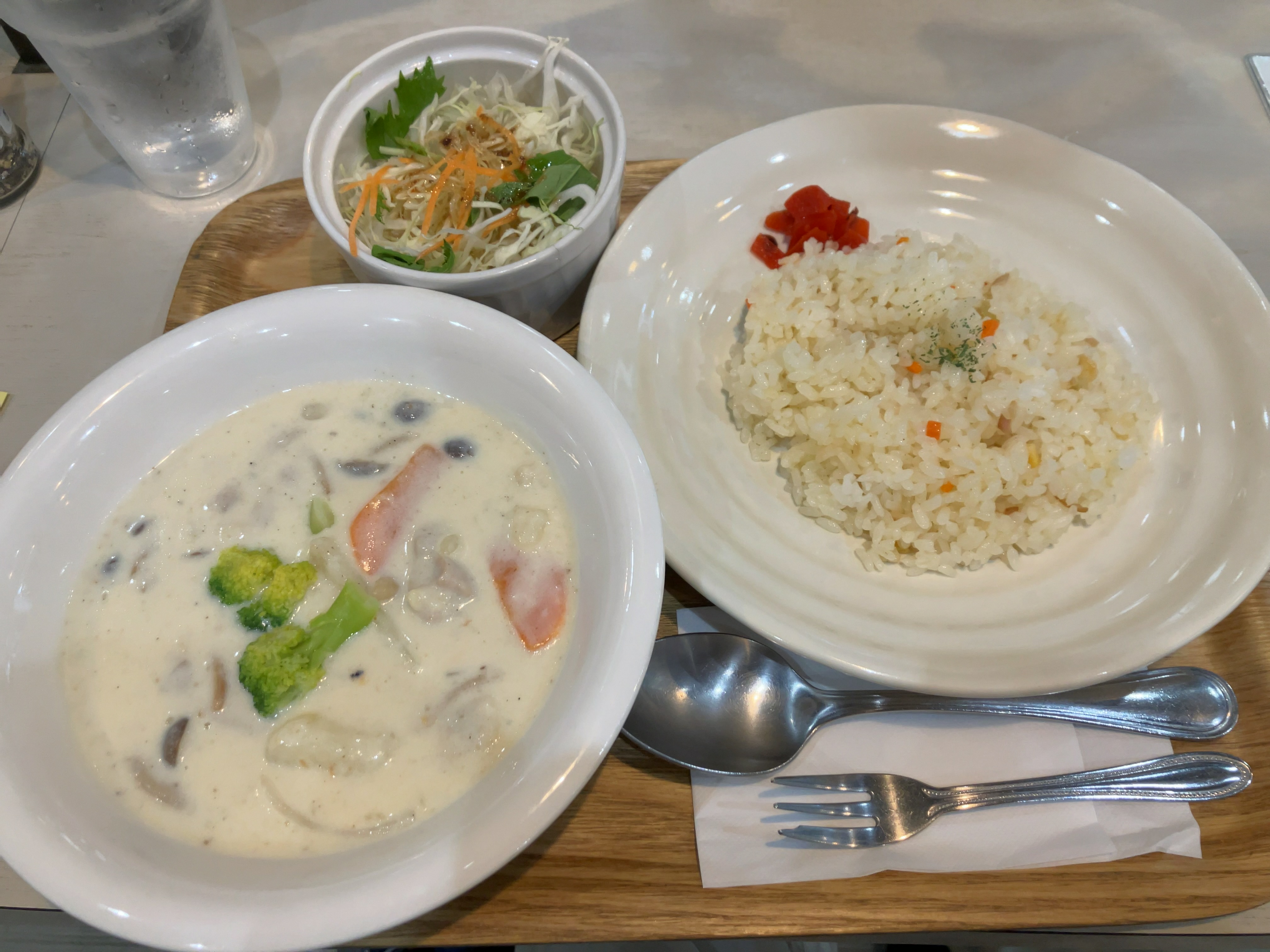 名古屋市の商工会議所に入っているレストランで食べたランチの写真。軽く炒めたごはんにシチュー、サラダといった感じ。全体的に白い。