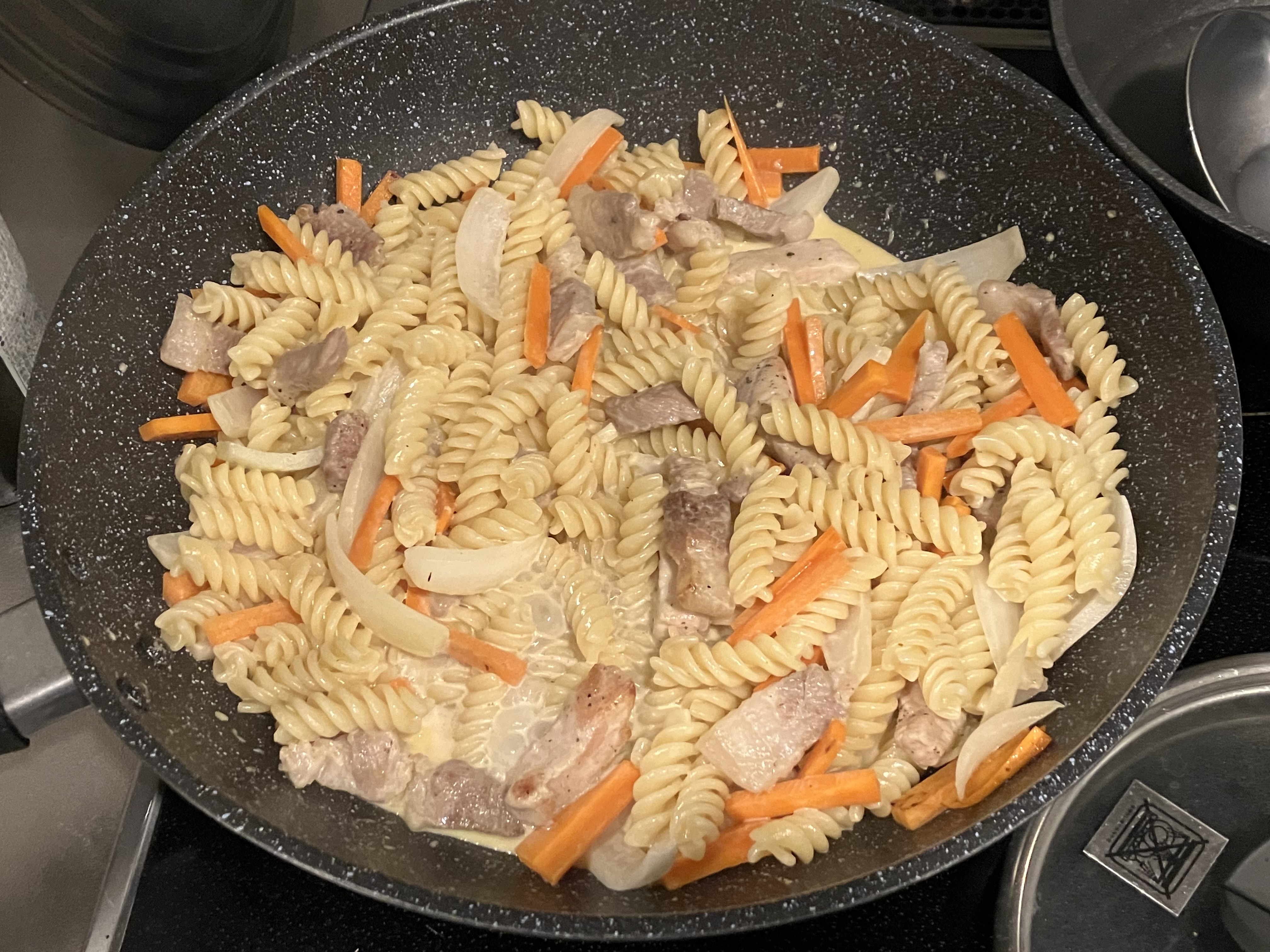 人参と玉ねぎ、肉、フジッリ