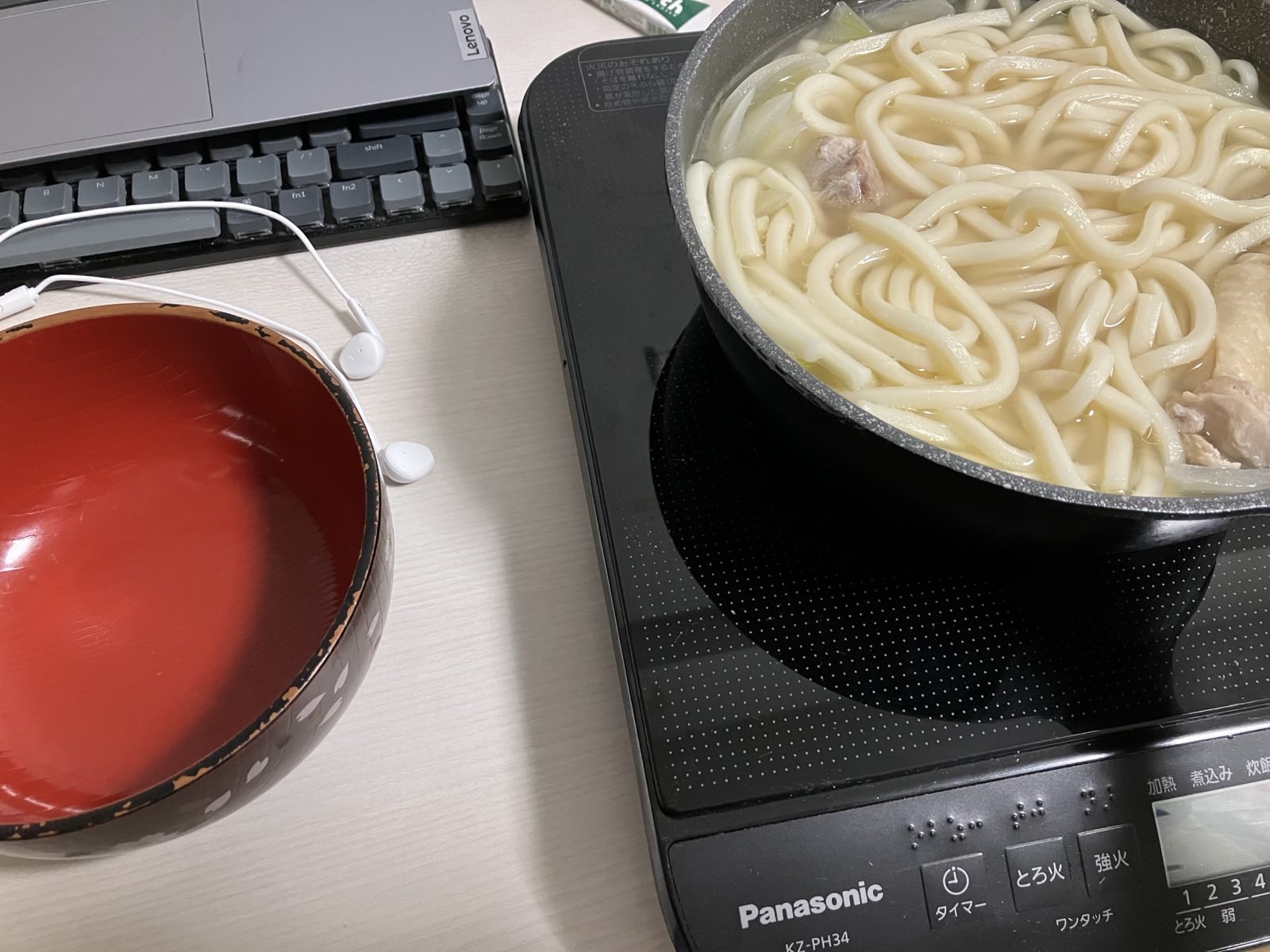 卓上IHで茹でているうどん