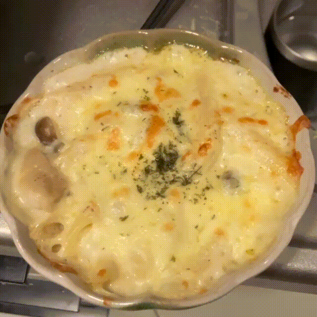 グツグツしているグラタン