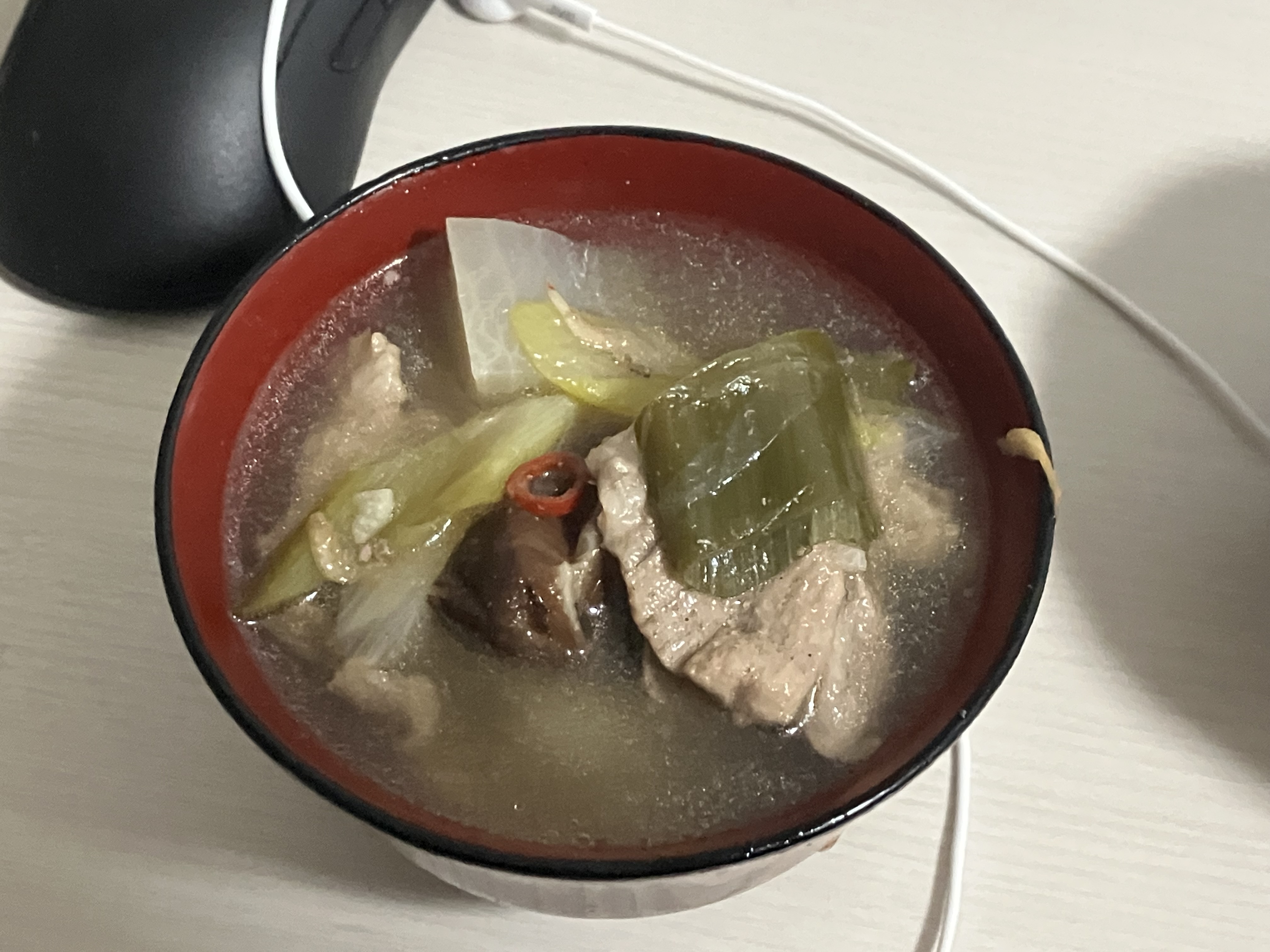 試作したパイタンスープ。