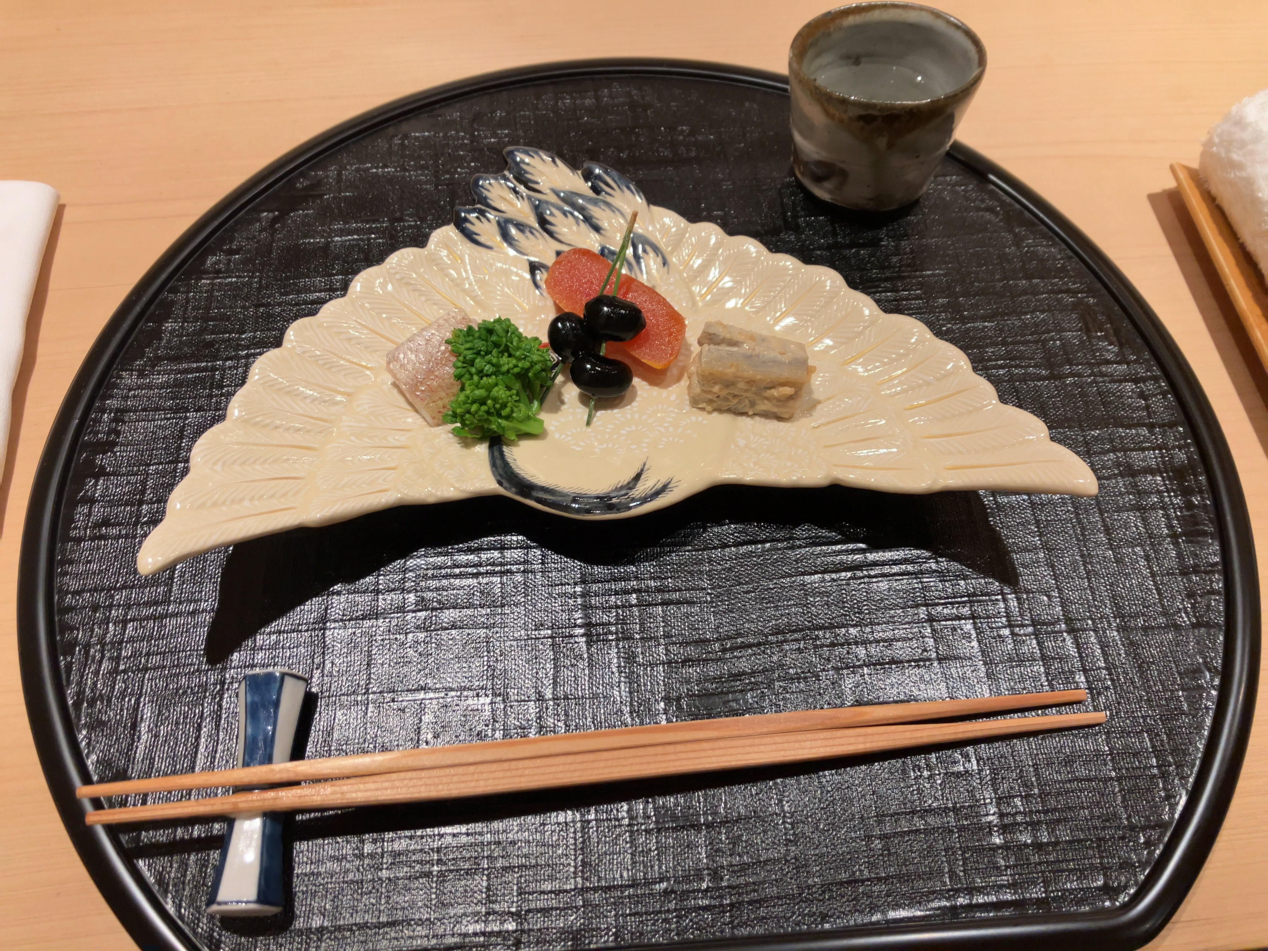 八寸のようなもの、春小鯛、菜の花、からすみ、黒豆、叩きごぼうの和え物