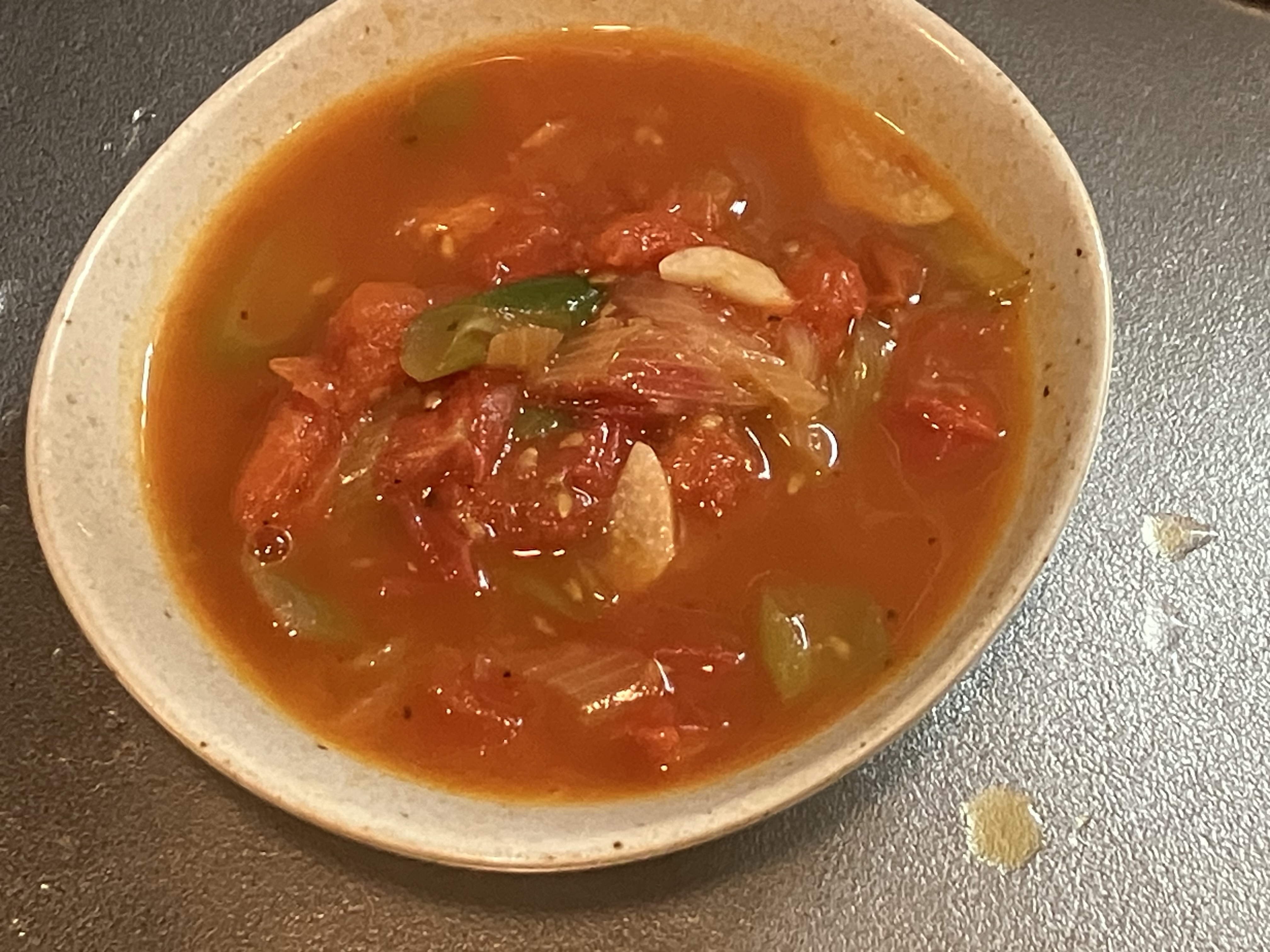 トマトのスープ長ネギが入っているように見える。