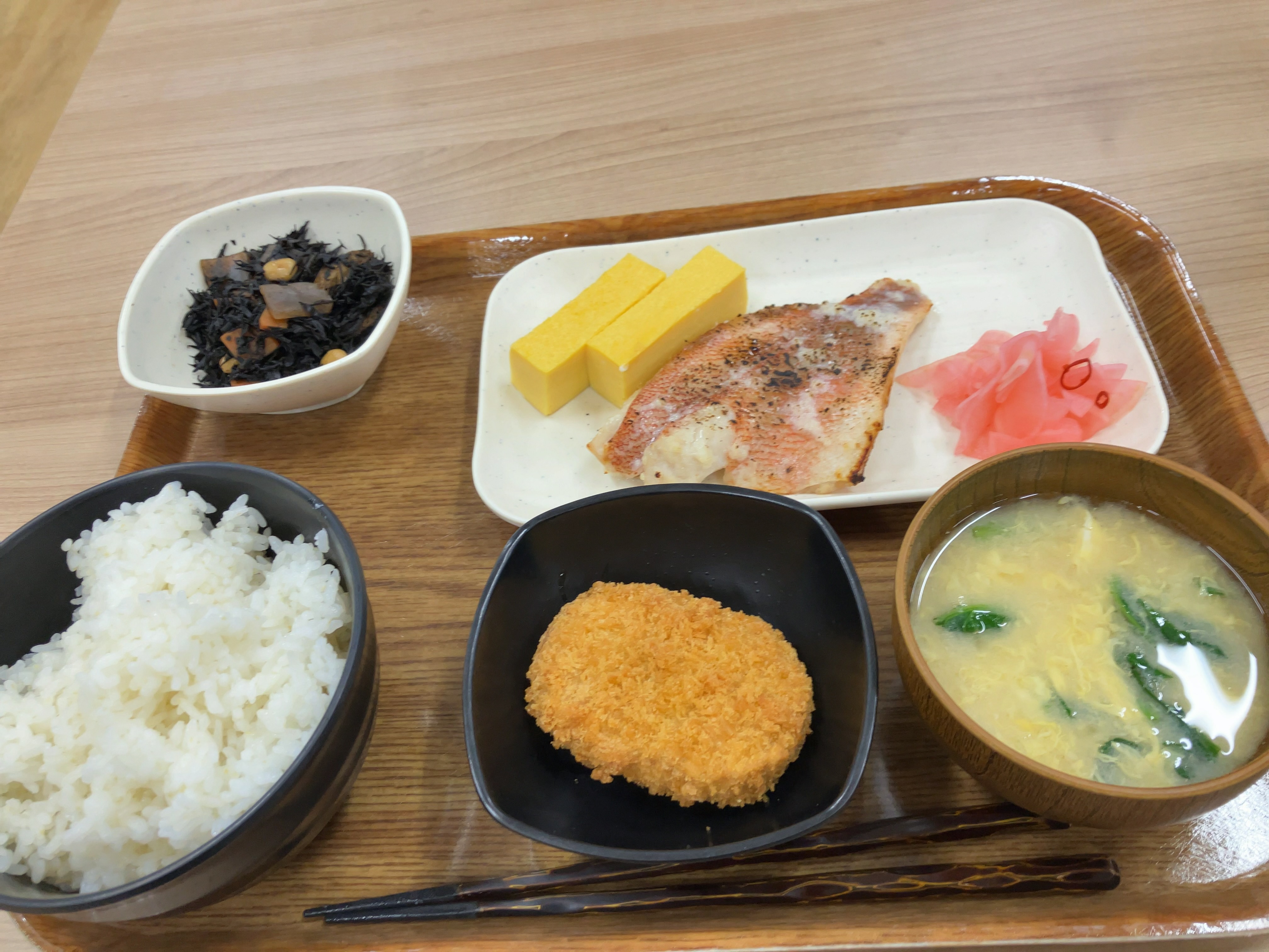 2/3の社食。赤身魚、玉子、味噌汁、ひじきの煮物、コロッケ。