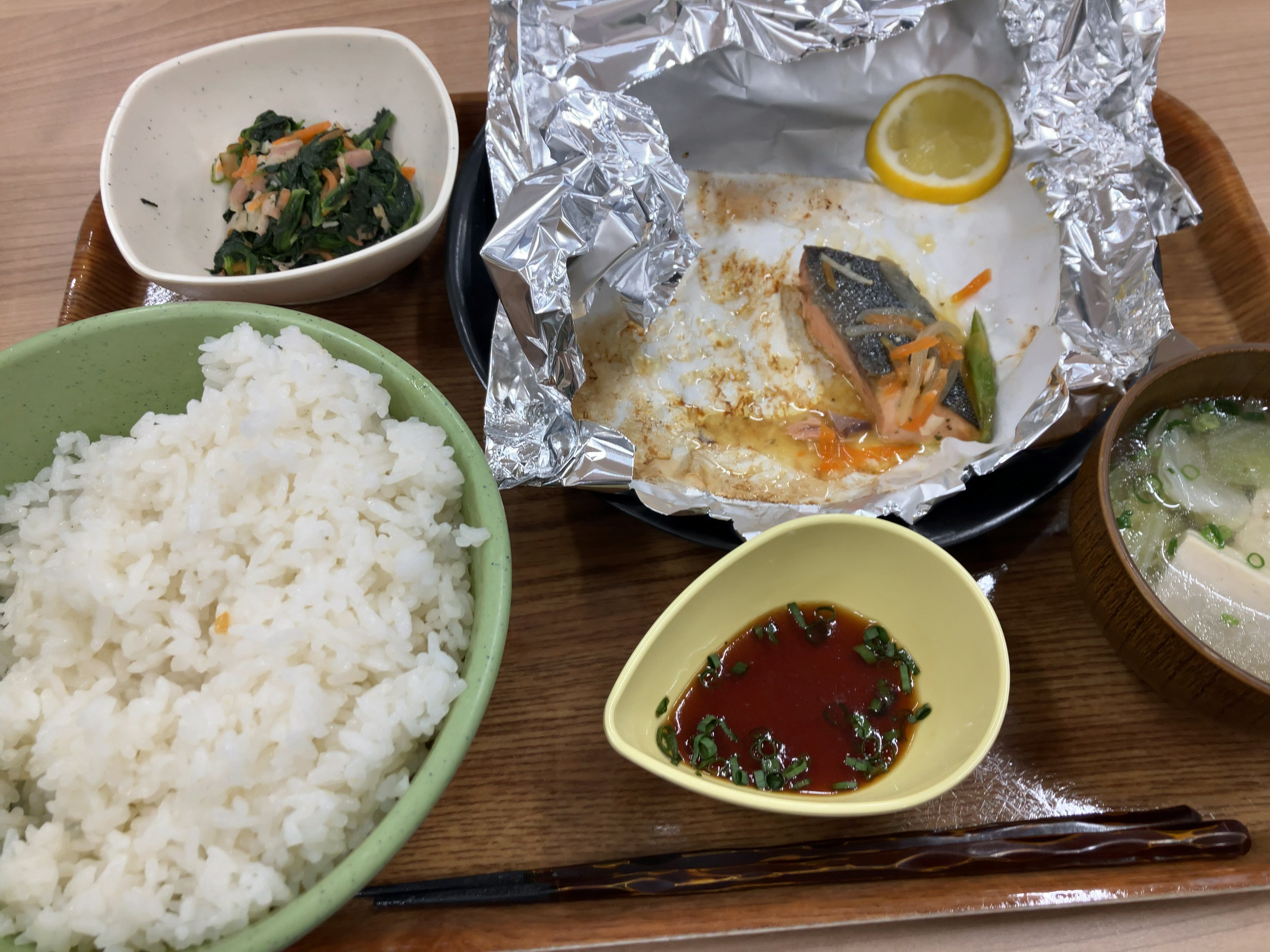 2/13の夜の社食。シャケかなんかのホイル焼き