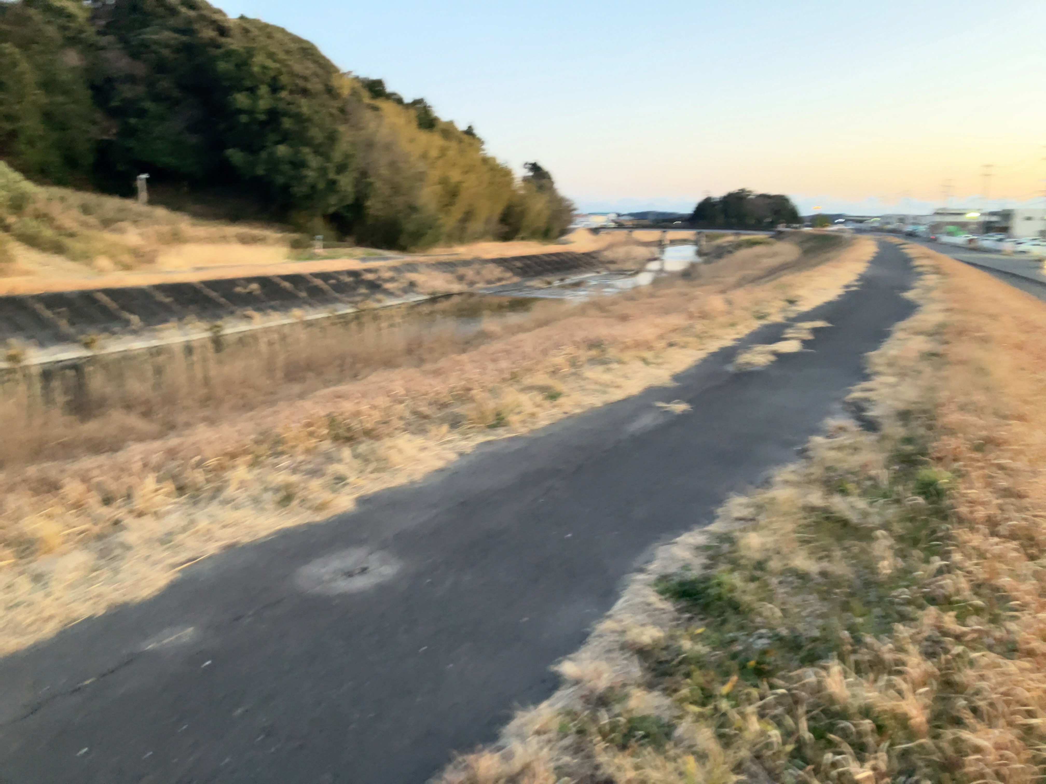 バスを待っている時に撮った川の写真