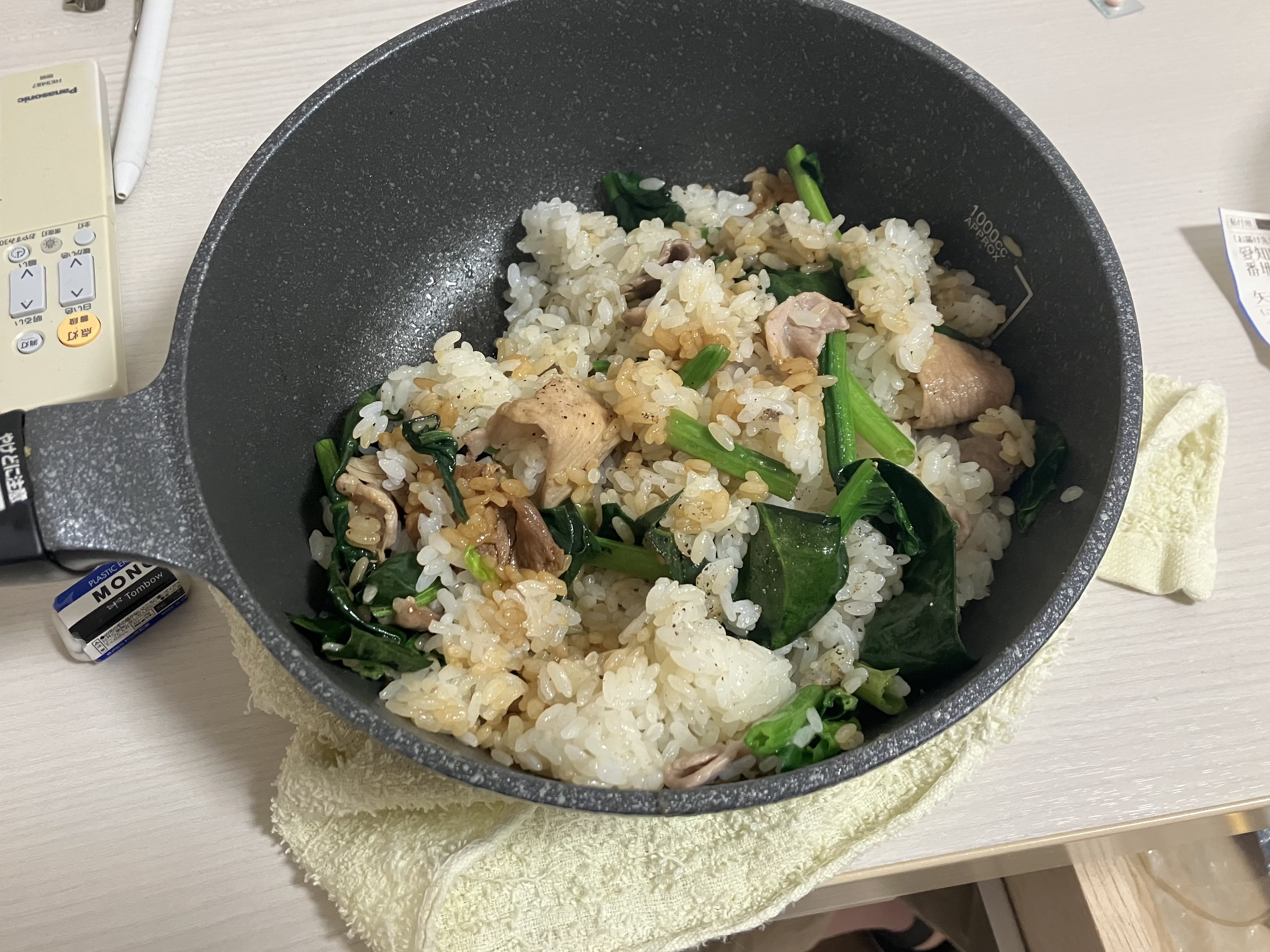 ほうれん草と謎の肉とごはんを適当に混ぜただけのあまりにも適当な炒めご飯