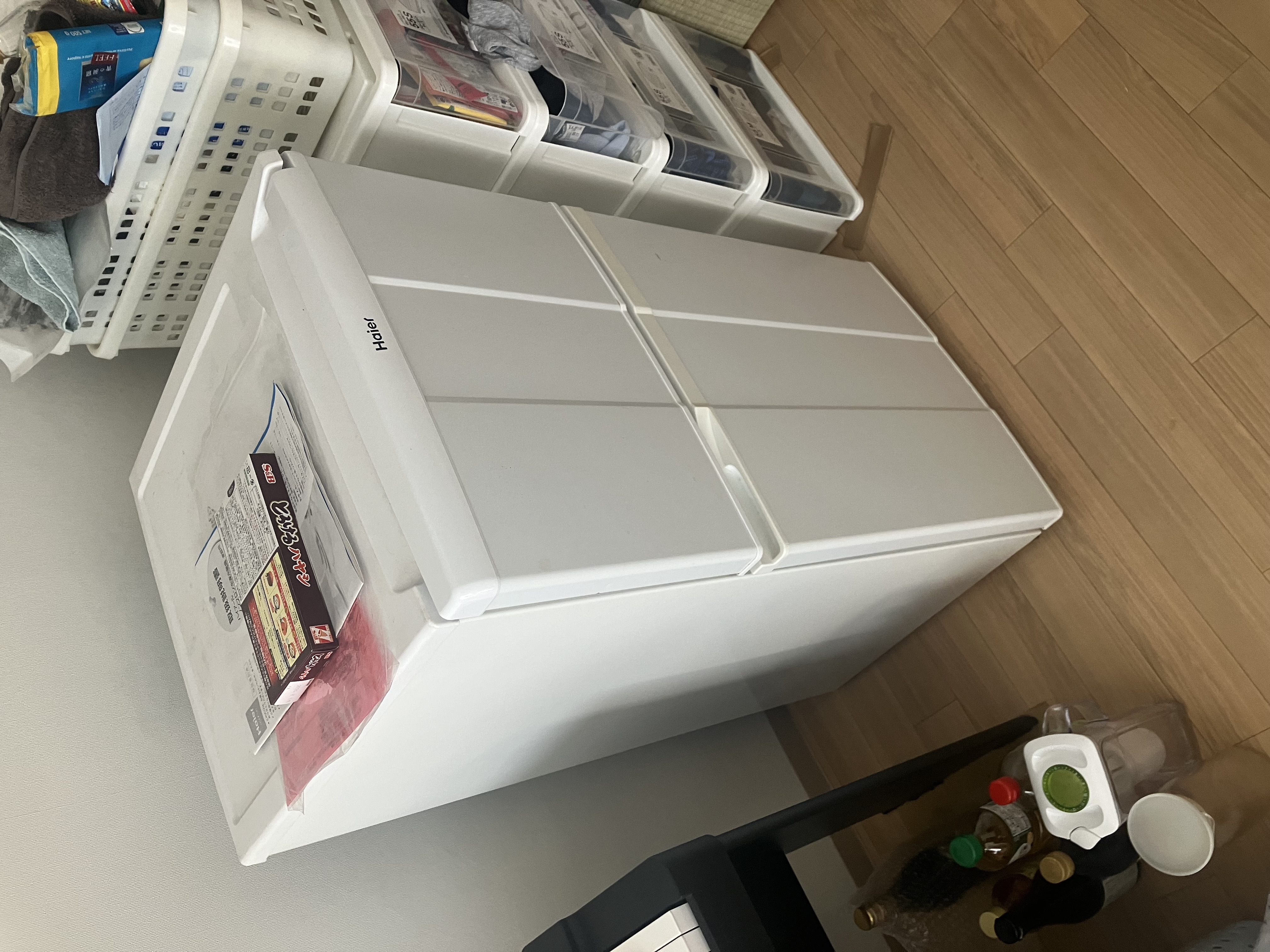 譲っていただいた冷蔵庫の写真。天板に取扱説明書とカレールーが乗っている