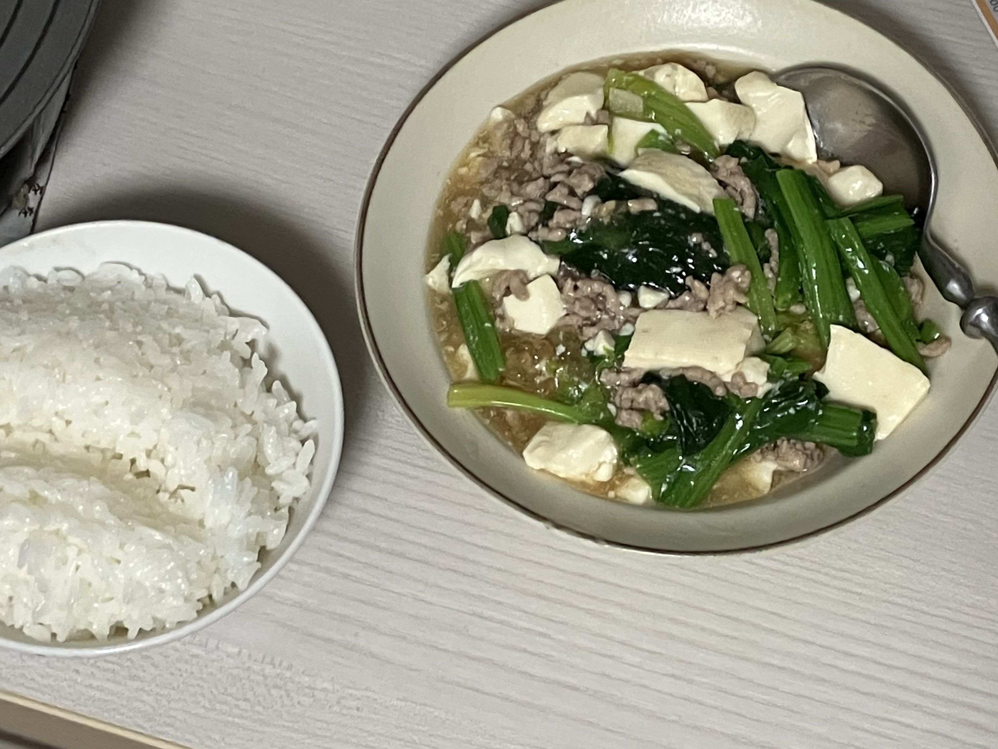 豆腐とほうれん草とミンチ。カタクリでとろみをつけている。