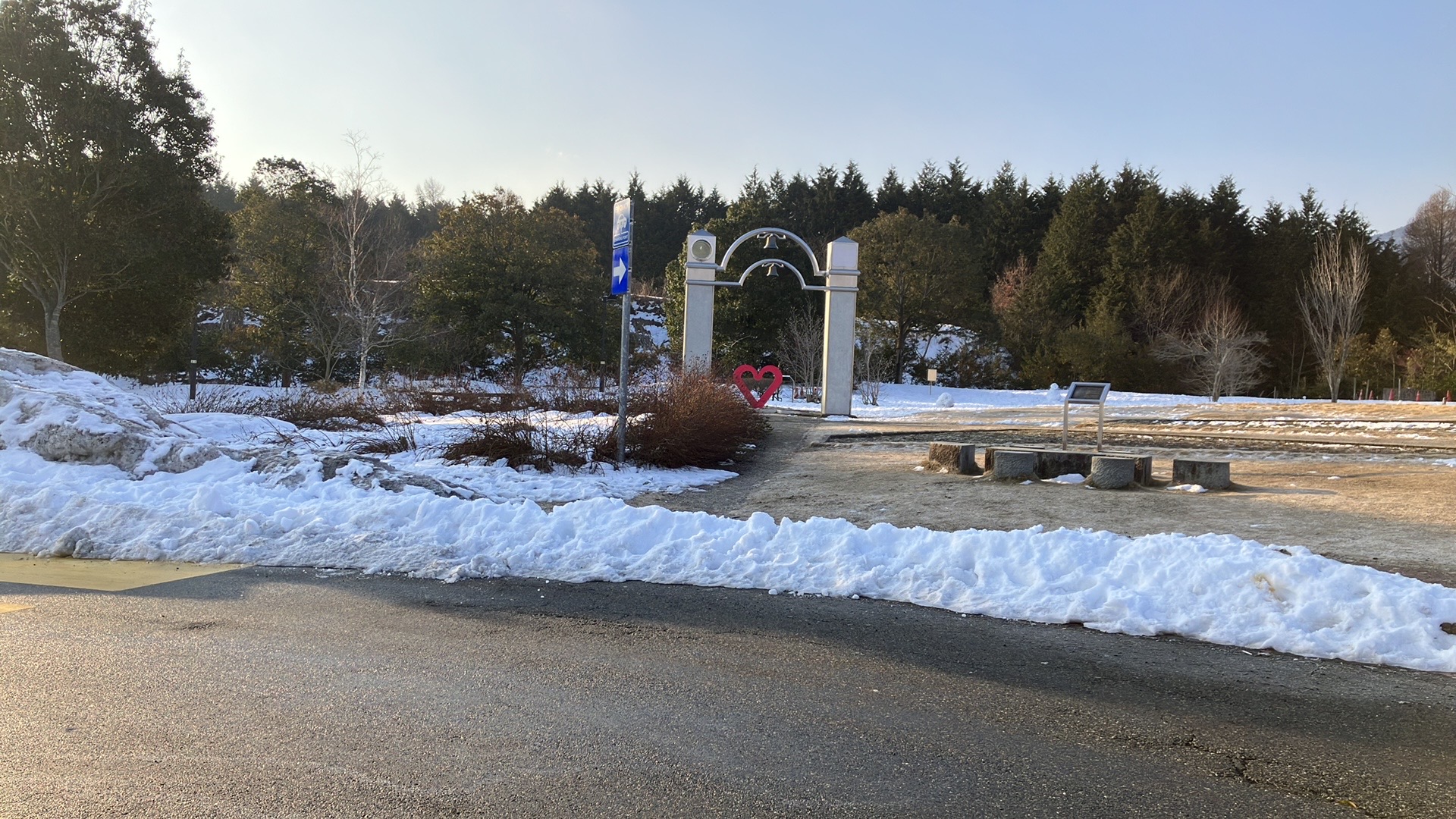 雪が残る蒜山高原サービスエリアのパノラマ1枚目