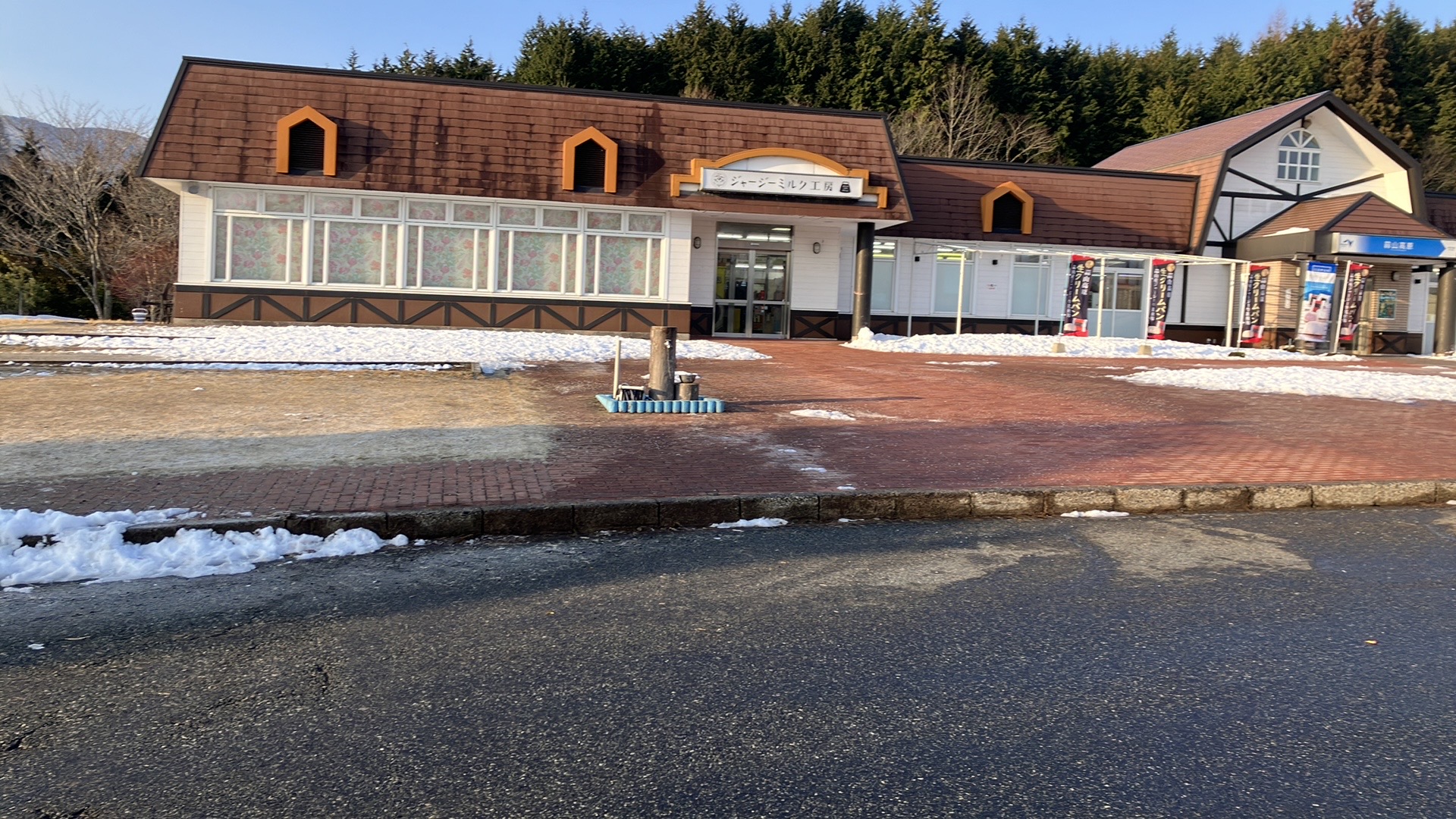 雪が残る蒜山高原サービスエリアのパノラマ2枚目