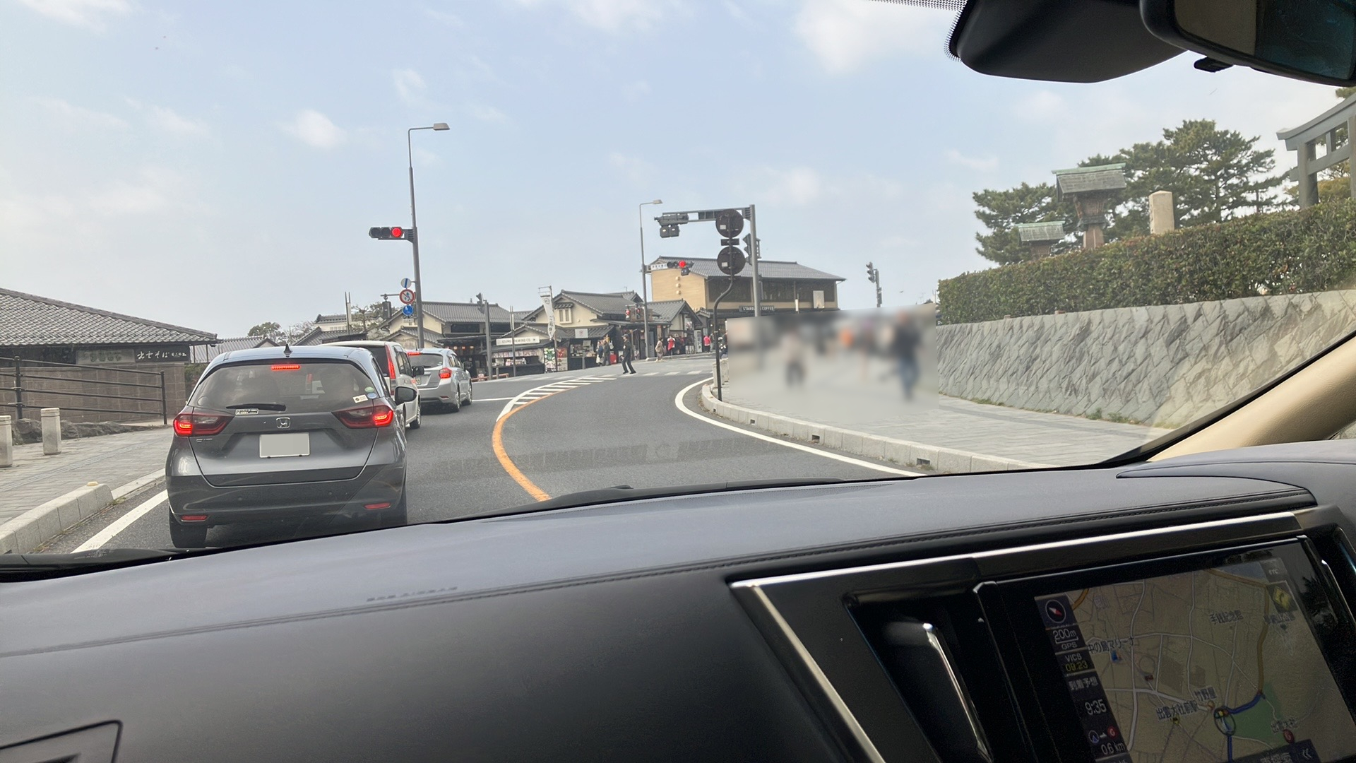 出雲大社前の鳥居前を車内から