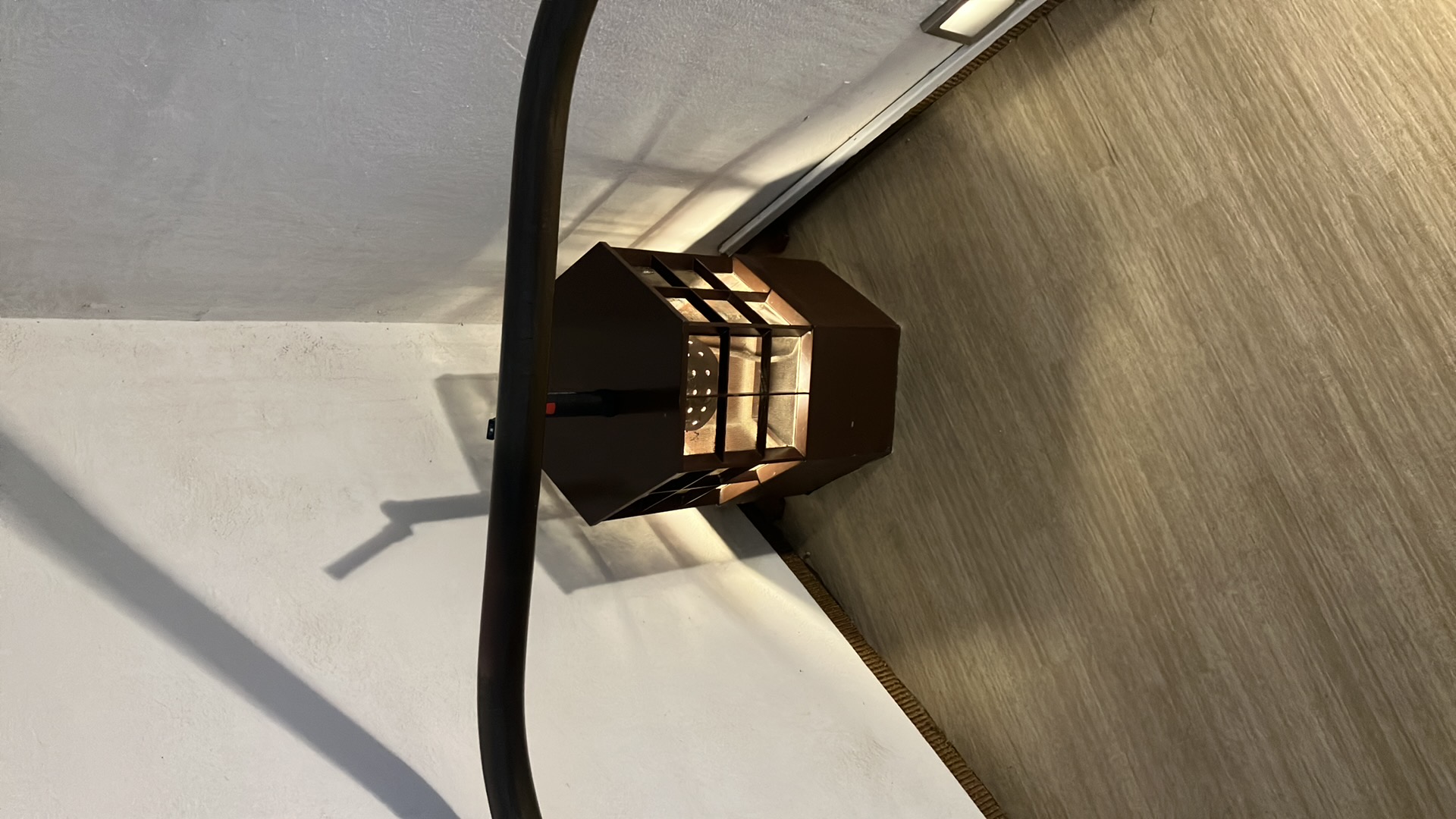 1,2階を繋ぐスロープの角に置かれていた照明