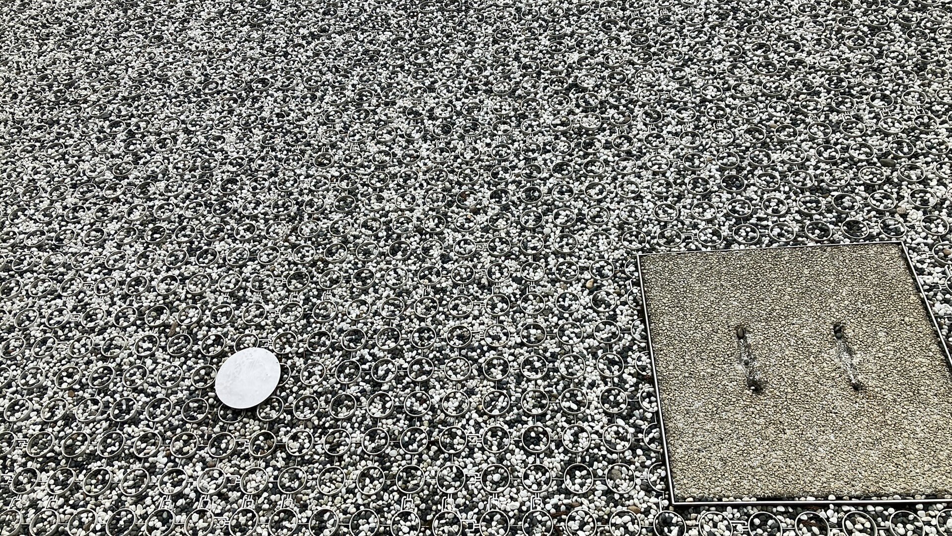 動かないように仕切りが埋め込まれている砂利