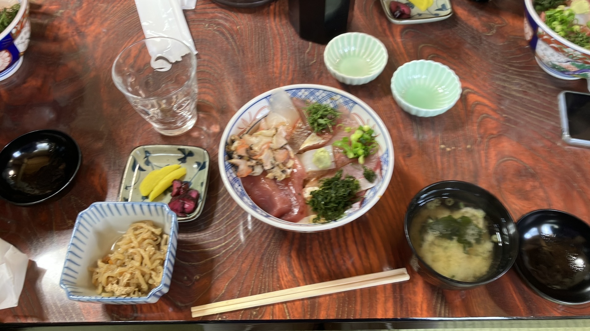 海鮮丼。サザエかなにか乗せてた気がする。