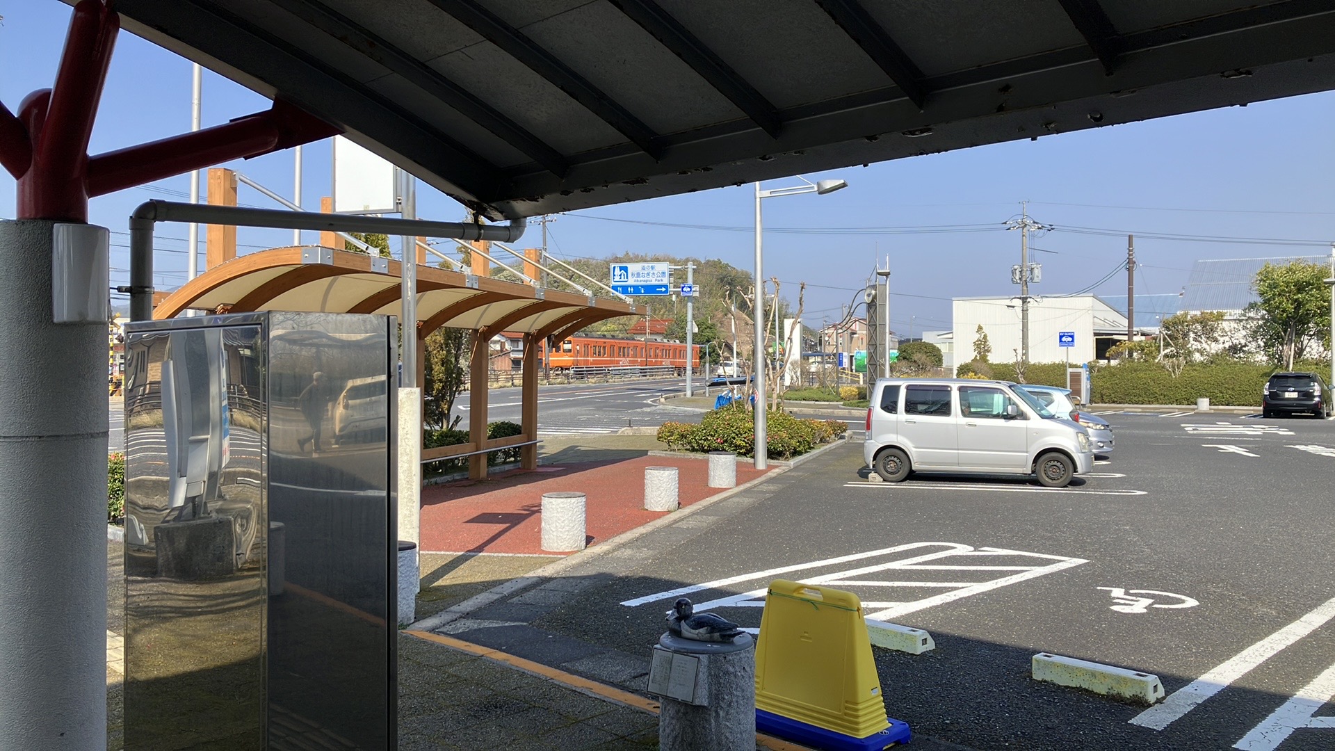 秋鹿なぎさ公園から撮ったオレンジ色の電車