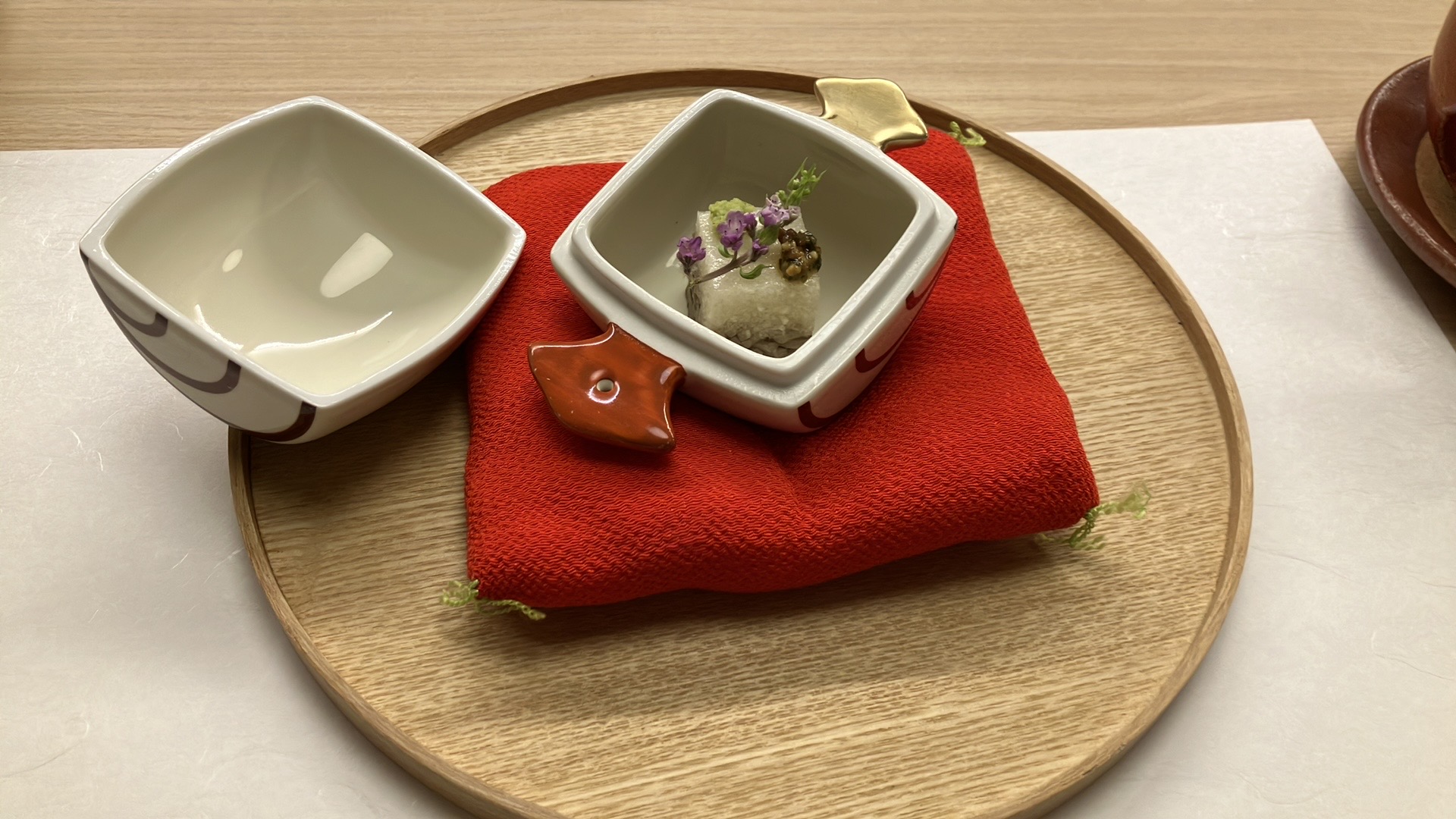 打ち出の小槌型の器を開けて中に入っている先付けの出雲そばの薯蕷寄せ