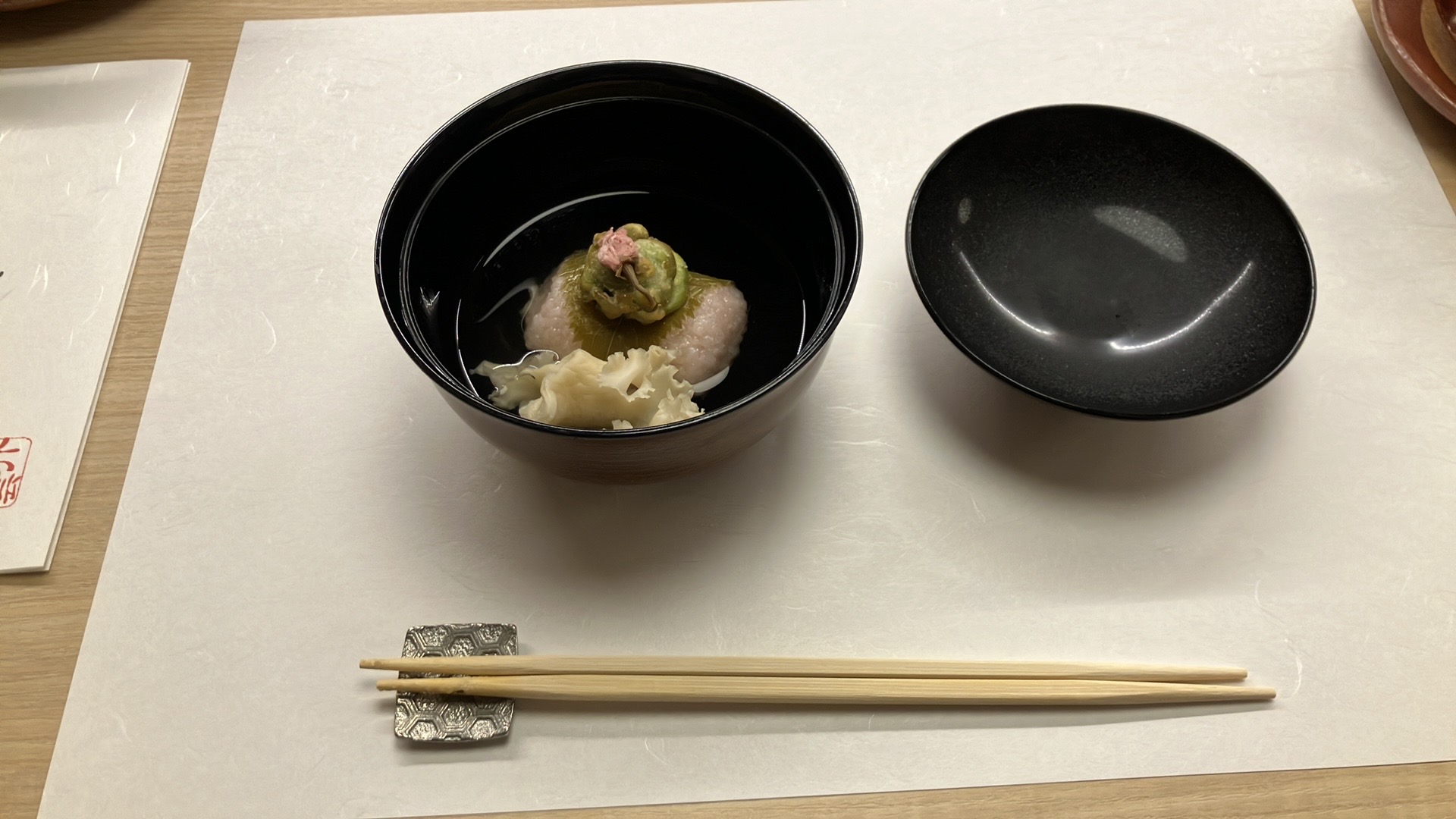 煮物椀は、桜餅の海老射込み