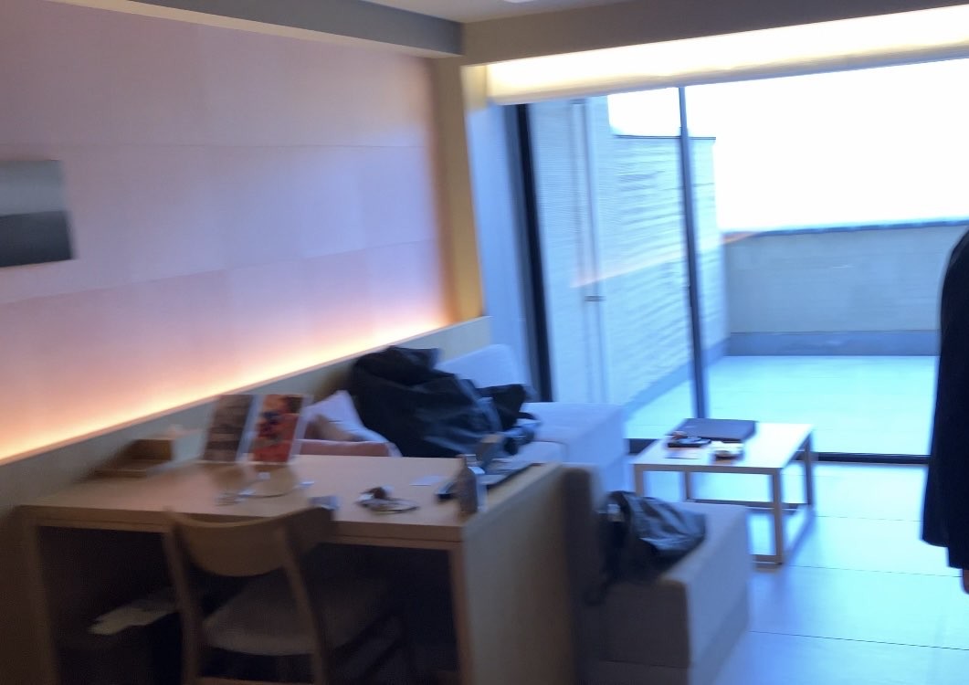 宿泊した部屋から窓の方を見た写真