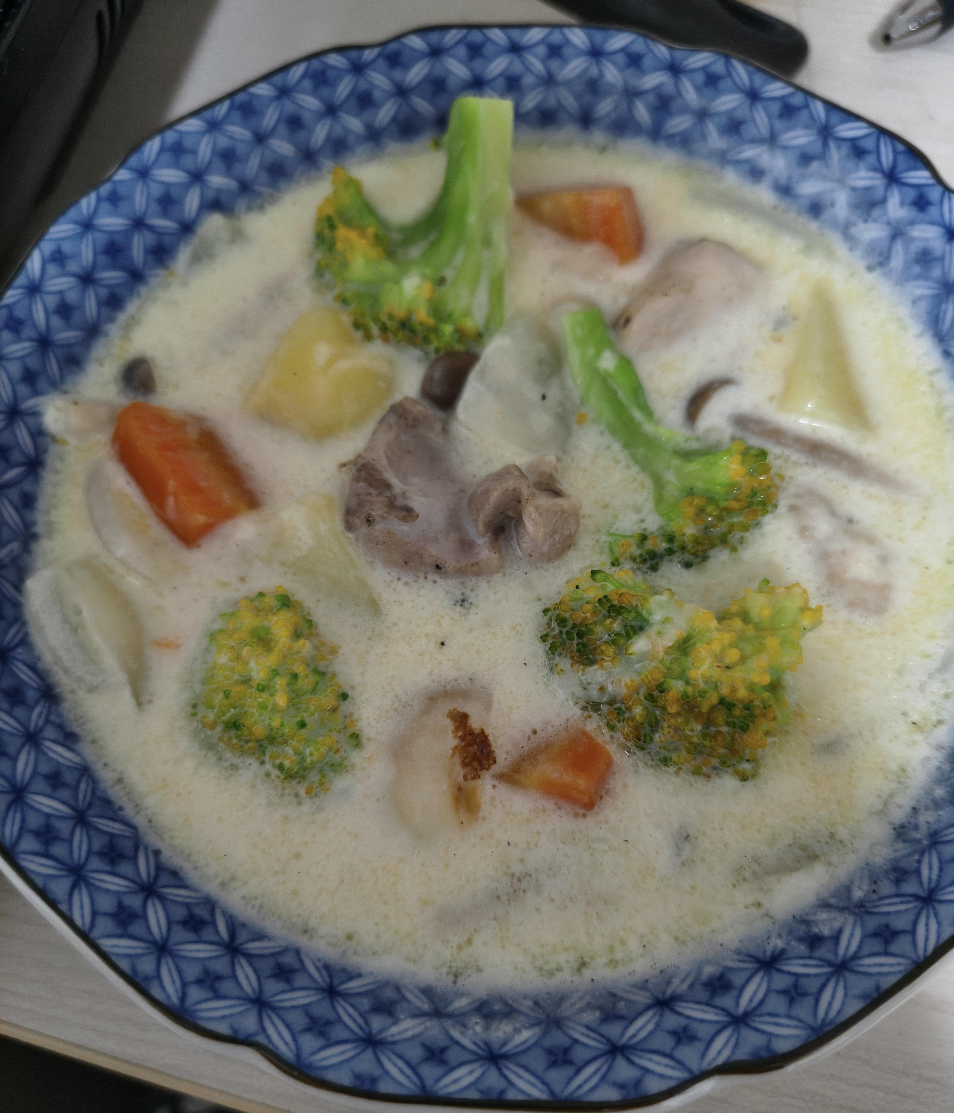 皿に盛り付けられたシチュー